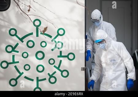 Malaga, Spagna. 04Feb 2021. Gli operatori sanitari che indossano tute di protezione individuale (PPE) visti partire da una stazione di test del coronavirus durante un'enorme prova della covid-19 a Plaza Limeno nel centro della città. A causa dell'elevato tasso di infezioni da coronavirus nella capitale di Malaga, circa 1.600 volontari sono stati selezionati dalle autorità sanitarie per partecipare a un test casuale per la covid-19 dell'antigene. Credit: SOPA Images Limited/Alamy Live News Foto Stock