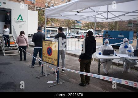 Malaga, Spagna. 04Feb 2021. Persone che aspettano in una coda a distanza sociale fuori da una stazione di test del coronavirus durante un enorme test della covid-19 in Plaza Limeno nel centro della città. A causa dell'elevato tasso di infezioni da coronavirus nella capitale di Malaga, circa 1.600 volontari sono stati selezionati dalle autorità sanitarie per partecipare a un test casuale per la covid-19 dell'antigene. Credit: SOPA Images Limited/Alamy Live News Foto Stock