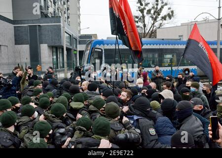 Attivisti dell'organizzazione Ucraina di estrema destra, scontro del settore di destra con la polizia di rivolta durante un raduno che chiede la chiusura del canale televisivo NASH (Our), che è nominato pro-Cremlino dai manifestanti, al di fuori dell'edificio del canale televisivo di Kiev. Il presidente ucraino Volodymyr Zelensky ha vietato tre canali televisivi pro-russi; 112 Ucraina, Zik TV e NewsOne TV. Una mossa che il presidente ha detto era volta a salvare la propaganda del Cremlino. Il Cremlino ha condannato il divieto, mentre l'ambasciata degli Stati Uniti a Kiev ha elogiato la mossa in quanto avrebbe aiutato a 'contrastare l'influenza maligna della Russia?. Foto Stock