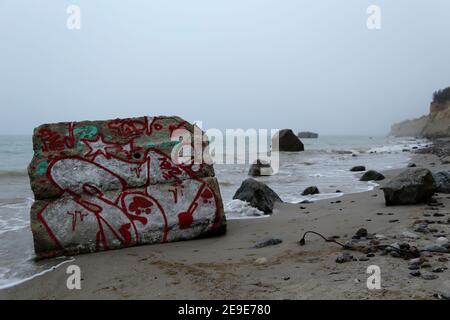 Rovine di bunker sulla spiaggia del Mar Baltico Foto Stock