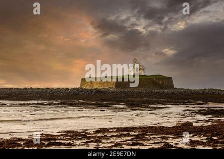 La ‘Chiesa nel mare di San Cwyfan’ con la bassa marea, Porth Cwyfan, Anglesey, Galles Foto Stock