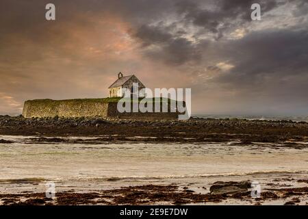 La ‘Chiesa nel mare di San Cwyfan’ con la bassa marea, Porth Cwyfan, Anglesey, Galles Foto Stock