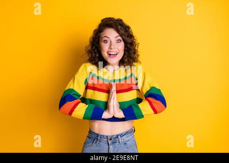 Foto di bella giovane donna tenere palme guardare fotocamera usura pullover a righe tagliato isolato di colore giallo sfondo Foto Stock