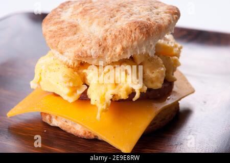 Uova abbondanti, salsicce, sandwich di formaggio su pane fatto in casa al latticello Foto Stock