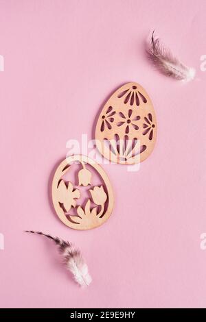 Pasqua uova blu chiaro in nido su sfondo di colore rosa. Pasqua composizione orizzontale creativa minima con spazio di copia. Bock up. Buona Pasqua di primavera Foto Stock