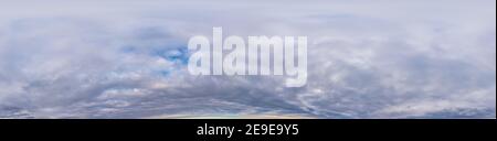 Cielo panorama su overcast pioggia giorno con le nuvole Cumulonimbus in forma sferica equirettangolare senza giunture completo zenith per la grafica 3D, il gioco e. Foto Stock