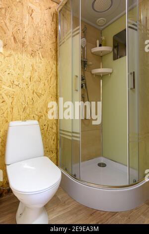 L'interno di un piccolo bagno modesto in un paese casa Foto Stock