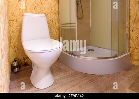 Bagno in una casa di legno, wc e doccia Foto Stock