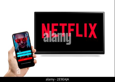 USA, NEW YORK 2 febbraio 2021: NETFLIX interfaccia di servizio di distribuzione video su schermo telefono e TV schermo con Netflix Logo, Netflix è un ben kno Foto Stock