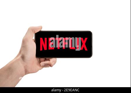 USA, NEW YORK 2 febbraio 2021: Primo piano del telefono con il logo NETFLIX in mano. Posizione orizzontale. Netflix è un noto fornitore globale di strea Foto Stock