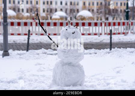 Magdeburgo, Germania. 30 gennaio 2021. Un pupazzo di neve si trova sulla piazza della cattedrale. Credit: Stefano Nosini/dpa-Zentralbild/ZB/dpa/Alamy Live News Foto Stock