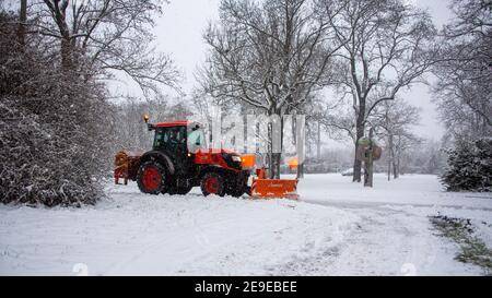 Magdeburgo, Germania. 29 gennaio 2021. Un veicolo che rimuove la neve libera una strada di neve e ghiaccio. Credit: Stefano Nosini/dpa-Zentralbild/ZB/dpa/Alamy Live News Foto Stock