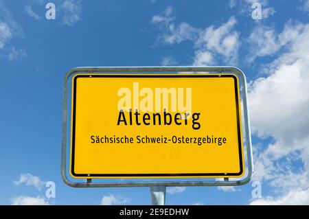 Il cartello d'ingresso di Altenberg nelle montagne dell'ore orientale della Sassonia Foto Stock