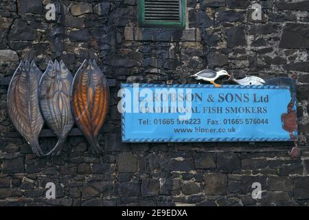 Sign On Robson & Sons, fumatori tradizionali di pesce, affumicatoio, Craster, Northumberland, Inghilterra, Regno Unito. Foto Stock