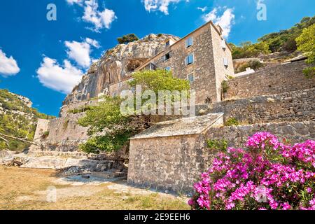 Eremo di Pustinja Blaca nascosto nel canyon del deserto di pietra dell'isola di Brac, arcipelago della Dalmazia della Croazia Foto Stock