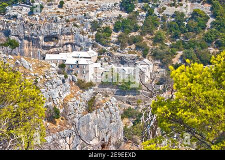 Eremo di Pustinja Blaca nascosto nel canyon del deserto di pietra dell'isola di Brac, arcipelago della Dalmazia della Croazia Foto Stock