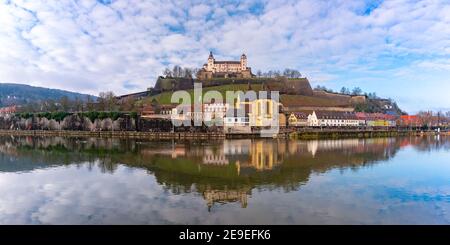 Vista panoramica della Fortezza di Marienberg nel giorno di sole, Baviera, Germania Foto Stock