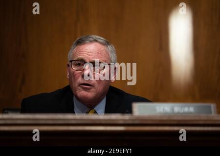 Washington, Stati Uniti. 04Feb 2021. Richard Burr, presidente del Comitato per la Salute, l'Educazione, il lavoro e le pensioni del Senato, parla durante un'audizione del Comitato per la Salute, l'Educazione, il lavoro e le pensioni del Senato sulla nomina di Marty Walsh a segretario del lavoro. Foto in piscina di Graeme Jennings/UPI Credit: UPI/Alamy Live News Foto Stock