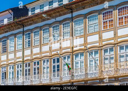 Facciate colorate di Piazza lago do toural a Guimaraes, Portogallo Foto Stock