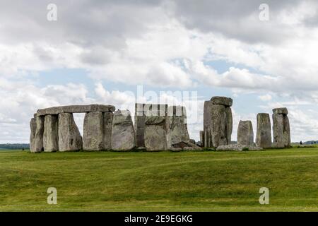 Stonehenge da una vista laterale in un giorno nuvoloso di primavera Foto Stock