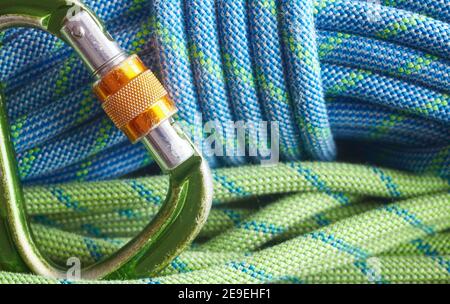 Primo piano immagine di un moschettone di arrampicata e corde, fuoco selettivo. Foto Stock