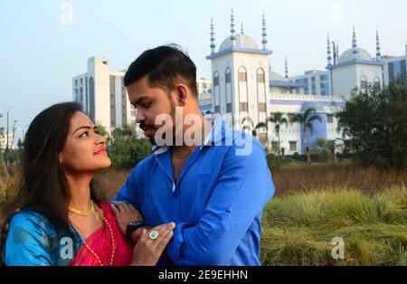 La giovane coppia sta divertendo il loro pre-matrimonio foto sparare nella città di Kolkata. Foto Stock