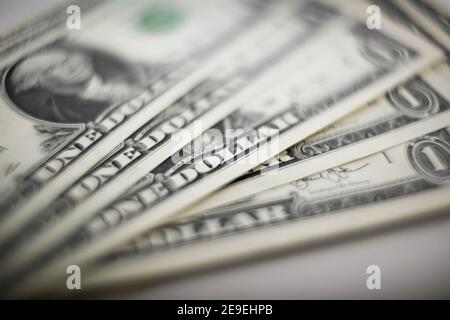 Sfondo sfocato con le fatture di un dollaro. Un'ira di dollari. Foto Stock