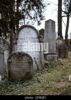 TREBBIC, REPUBBLICA CECA - 8 novembre 2018: Cimitero ebraico a Trebbic. Sito patrimonio dell'umanità dell'UNESCO. Foto Stock