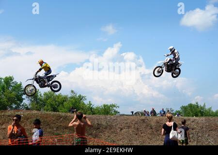 Chapaevsk, regione di Samara, Russia - 09 luglio 2013: Moto in volo contro il cielo blu. Il biker fa un salto. Salto di un motociclista Foto Stock