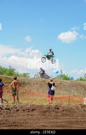 Chapaevsk, regione di Samara, Russia - 09 luglio 2013: Moto in volo contro il cielo blu. Il biker fa un salto. Salto di un motociclista Foto Stock