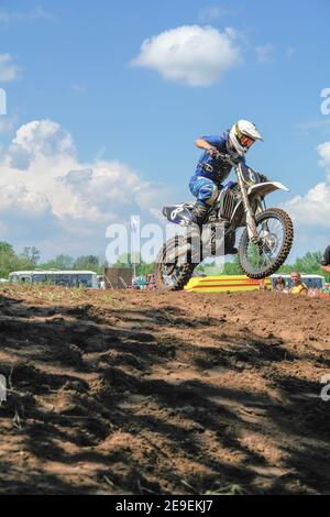 Chapaevsk, regione di Samara, Russia - 09 luglio 2013: Moto in volo contro il cielo blu. Il biker fa un salto. Salto di un motociclista Foto Stock