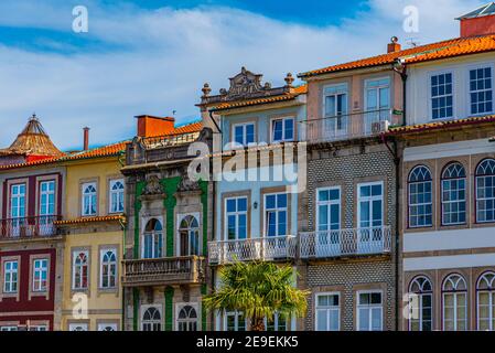Facciate colorate su Avenida da Liberdade nel centro storico di Braga, Portogallo Foto Stock