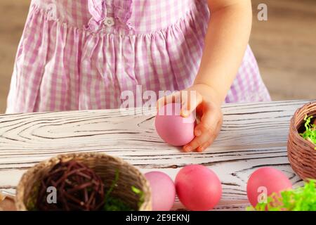 La mano della bambina che tiene dipinto l'uovo di Pasqua. Primo piano Foto Stock