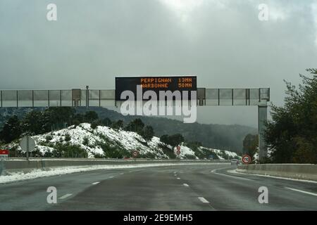 La Perthus: Sull'autostrada AP7/E15 tra Spagna e Francia, gennaio 2021. Vicino a le Boulou Foto Stock