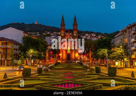 Tramonto vista della chiesa di Igreja e Oratórios de Nossa Senhora da Consolação e Santos Passos nella città portoghese Guimaraes Foto Stock