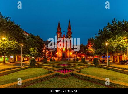 Tramonto vista della chiesa di Igreja e Oratórios de Nossa Senhora da Consolação e Santos Passos nella città portoghese Guimaraes Foto Stock