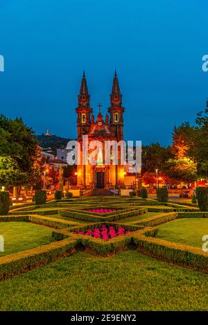 Tramonto vista della chiesa di Igreja e Oratórios de Nossa Senhora da Consolação e Santos Passos nella città portoghese Guimaraes Foto Stock