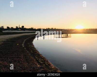 DUBAI, EMIRATI ARABI Uniti - 08 gennaio 2021: 8 gennaio 2021, Duabi, Emirati Arabi Uniti. Alba al lago expo 2020. La bella fiera 2020 laghi con l'alba in inverno Foto Stock