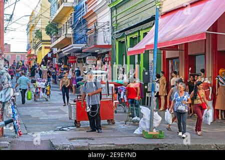 Negozi / negozi e acquirenti nella trafficata via dello shopping nel centro della città di Manaus, Amazonas, Brasile Foto Stock