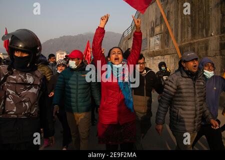 Un protestore gesturing mentre canta slogan durante la dimostrazione. Uno sciopero generale chiamato dal partito comunista del Nepal (NCP) il presidente esecutivo Pushpa Kamal Dahal ed il capo più anziano Madhav Kumar Nepal fazione paralizzata vita in Nepal che chiude le scuole, i trasporti ed i mercati. Le autostrade sono state abbandonate e i negozi sono stati chiusi dallo sciopero che protestava contro la decisione del primo ministro Khadga Prasad oli di sciogliere il Parlamento e di indire nuove elezioni. Foto Stock