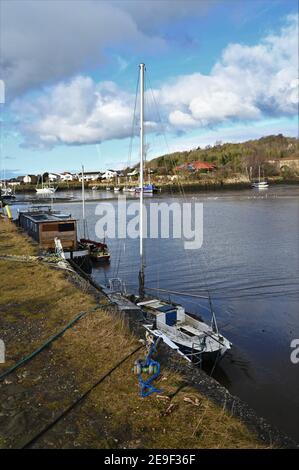 Una vista di una varietà di piccole imbarcazioni in un porto a Limekilns a Fife, Scozia Foto Stock