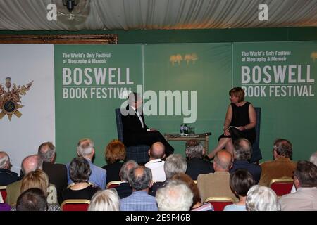 Maggio 2017. Dumfries House, East Ayrshire, Scozia, Regno Unito. Il Festival annuale del Libro di Boswell è unico in quanto è l'unico Festival del Libro che si occupa in modo eccellente di memorie e biografie. Nigel Allan Havers è un attore e presentatore inglese ed è stato ospite dell'evento Foto Stock