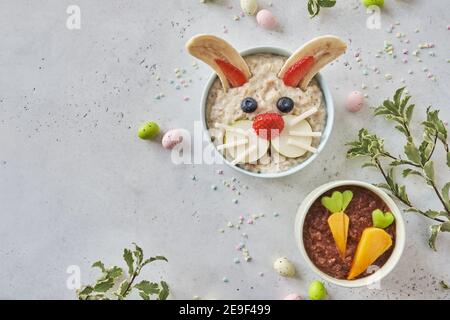 Divertente ciotola di farina d'avena conigliata con frutta, per i bambini prima colazione di Pasqua Foto Stock