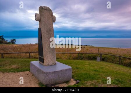 Plerin, Francia - 28 agosto 2019: Una stele in memoria delle 51 vittime dell'esplosione della petroliera francese Betelgeuse . Pointe du Roselier, Bretagna Foto Stock