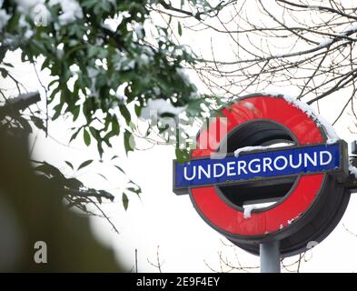 Londra neve. Stazione di High Barnett, Northern Line. 24 gennaio 2021. Foto Stock