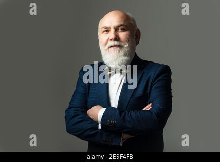 Senior felice. Ritratto degli anziani dell'uomo caucasico che guarda la macchina fotografica. Spazio di copia. Foto Stock