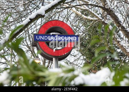 Londra neve. Stazione di High Barnett, Northern Line. 24 gennaio 2021. Foto Stock