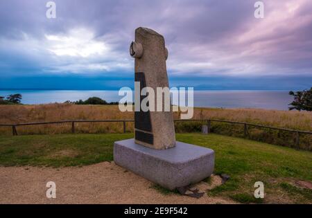 Plerin, Francia - 28 agosto 2019: Una stele in memoria delle 51 vittime dell'esplosione della petroliera francese Betelgeuse . Pointe du Roselier, Bretagna Foto Stock