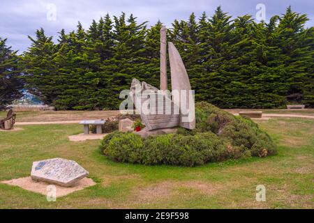 Plerin, Bretagna, Francia - 28 agosto 2019: Pointe du Roselier monumento Aux peris en mer in memoria dei marinai periti in mare Foto Stock