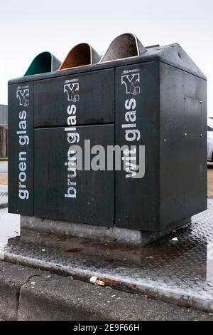 Parte anteriore di un contenitore di vetro sotterraneo con il testo olandese "Groen Glass" (vetro verde), "bruin Glass" (vetro marrone) e "WIT Glass" (vetro bianco) Foto Stock